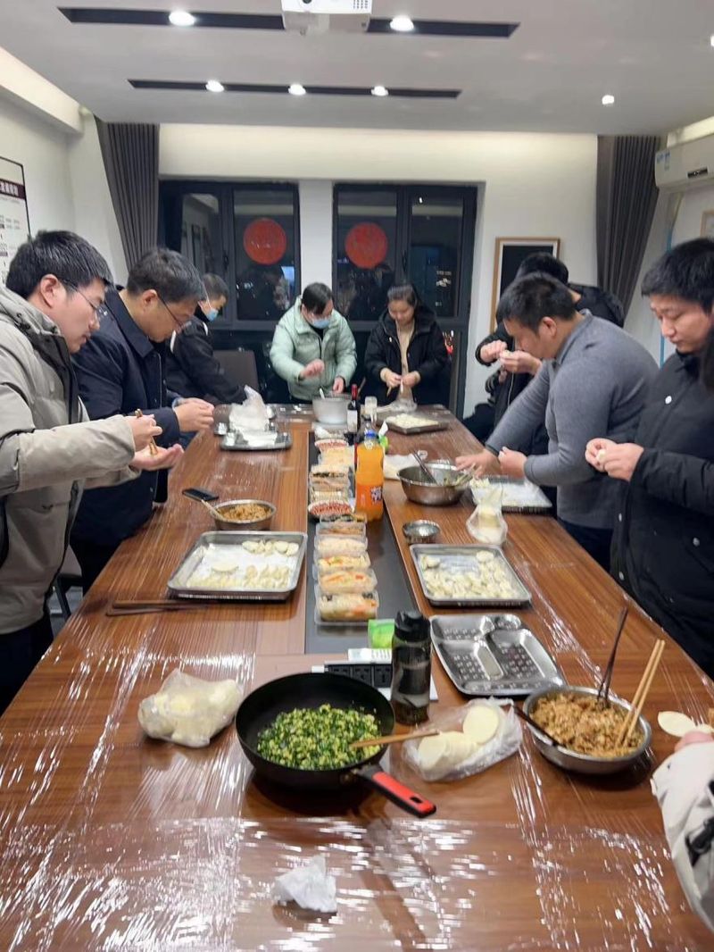 通達(dá)軟件公司組織開展“情暖冬至，餃香飄逸”冬至包餃子活動(dòng)